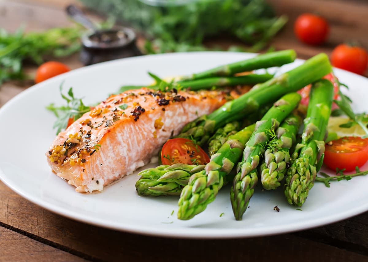 Baked salmon with tomatoes and asparagus