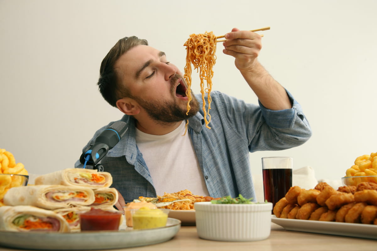 man eating fast food trying to dirty bulk